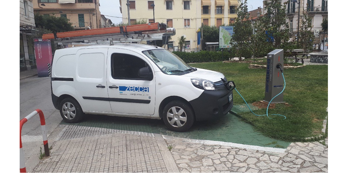 Colonnina-elettrica-Zelo-odoardo-Zecca-a-f-.jpg